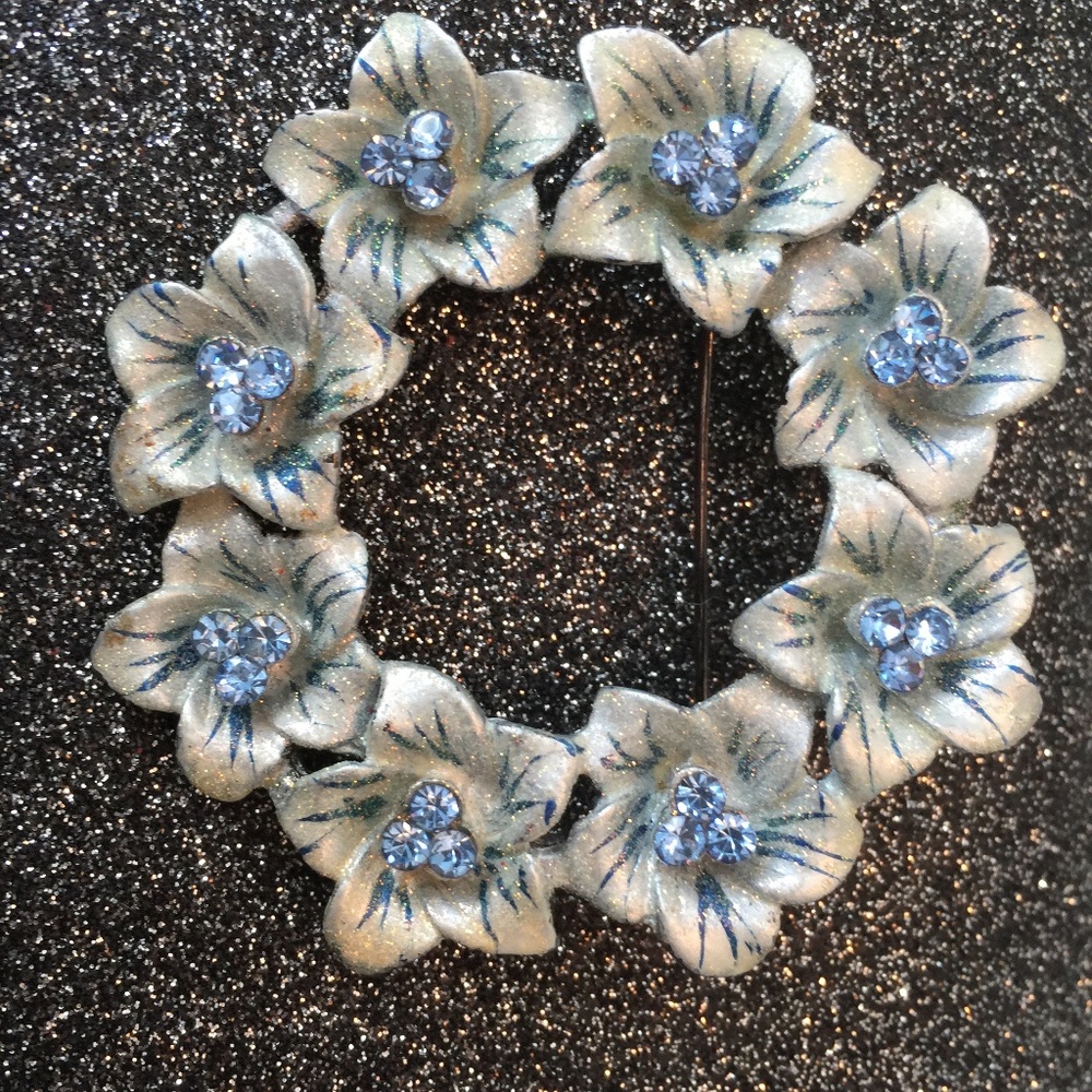 Stunning Flower Wreath Brooche